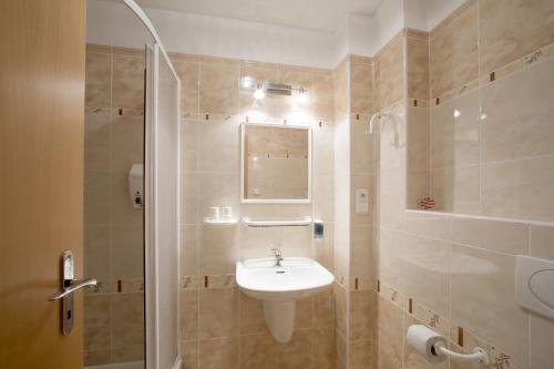 een badkamer met wastafel en douche bij Penzion Markéta Chrudim in Chrudim