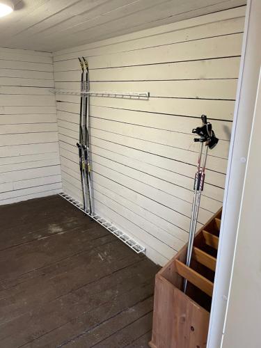 two skis are leaning against a wall in a garage at Lapin Satu in Posio