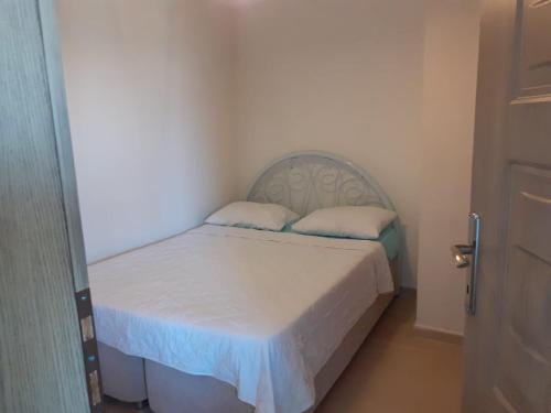 シダにあるGülce Family Aparthotelの小さなベッドルーム(ベッド1台付)