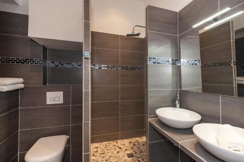 une salle de bain avec deux lavabos et une douche dans l'établissement Pick A Flat's Apartment in Bastille - Rue Mornay, à Paris