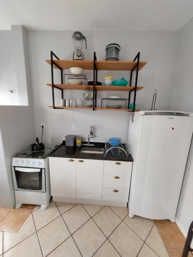 Kuchyň nebo kuchyňský kout v ubytování Excelente Apartamento a 1 quadra e meia do mar