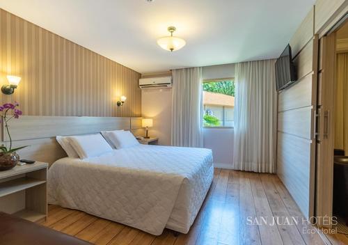a hotel room with a bed and a window at Complexo Eco Cataratas Resort by SJ in Foz do Iguaçu