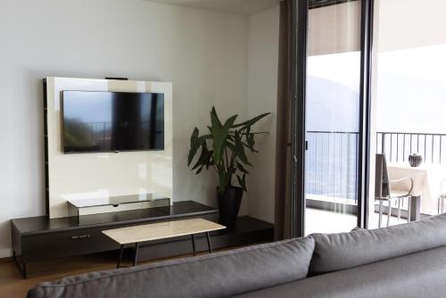 a living room with a couch and a mirror at Culinaria living in Tirolo