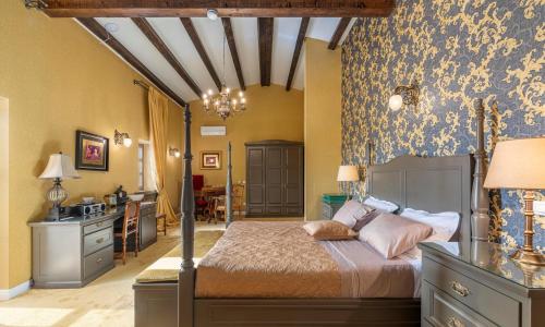sypialnia z łóżkiem w pokoju w obiekcie Villa Carolus-Luxurious Istrian Villa w mieście Barat