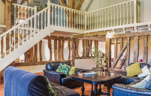 - un salon avec des canapés et un escalier dans l'établissement Les Marronniers, à Bourgougnague