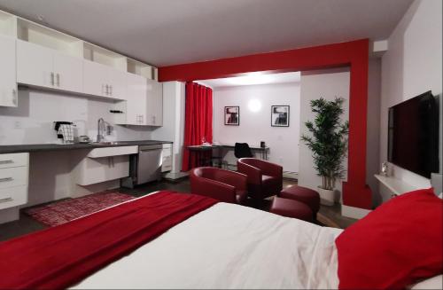 Cameo Hotel and Suitesにあるキッチンまたは簡易キッチン