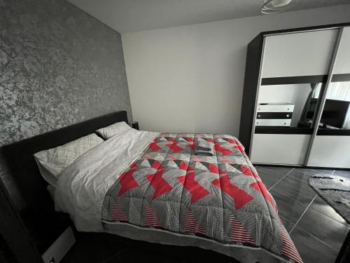 Apartament spațios, zona centrală în Iași في ياش: غرفة نوم بسرير ومرآة كبيرة