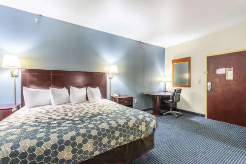 Postel nebo postele na pokoji v ubytování Econo Lodge Inn & Suites Pritchard Road North Little Rock
