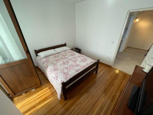 a small bedroom with a bed in a room at Apartament Anca in Gura Humorului