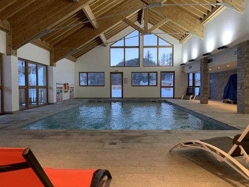 Bazén v ubytování Appt Le Hameau Des Rennes 4 étoiles Pieds des pistes Piscine Intérieure Extérieure nebo v jeho okolí