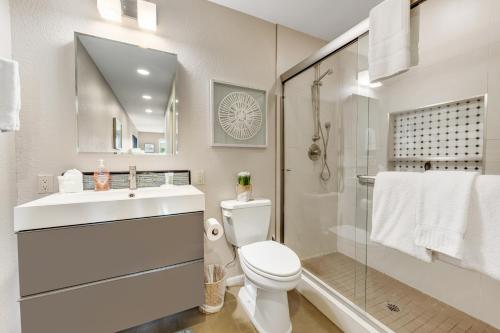 een badkamer met een toilet, een wastafel en een douche bij Clinton in Scottsdale