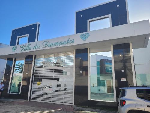 a building with a sign that reads white dog pharmacies at Villa dos Diamantes 35 Bahia in Porto Seguro