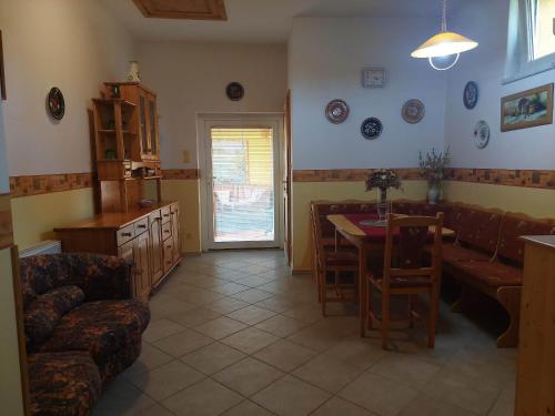 - une cuisine et une salle à manger avec une table et des chaises dans l'établissement schönes Ferienhaus mit grossem Pool 4 km zum Balaton, à Balatonszentgyörgy