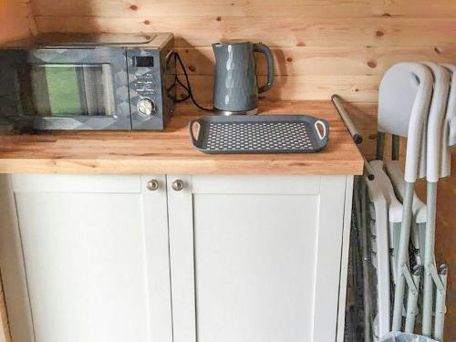 a kitchen counter with a microwave and a toaster oven at Lavender - Uk41385 in Brixham