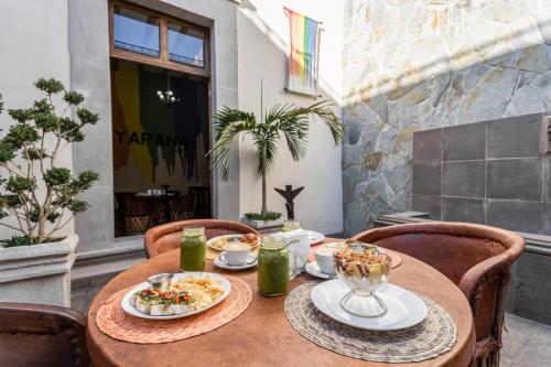 einen Tisch mit Speisen und Getränken auf einer Terrasse in der Unterkunft Hotel Meson de Sara in Querétaro