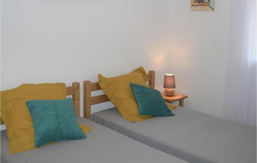 Posteľ alebo postele v izbe v ubytovaní Cozy Home In Chauzon With House A Mountain View