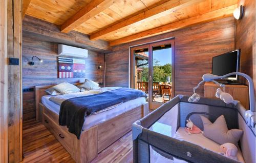 een slaapkamer met een bed, een tv en een balkon bij Lovely Home In Brezane Lekenicke With Sauna 
