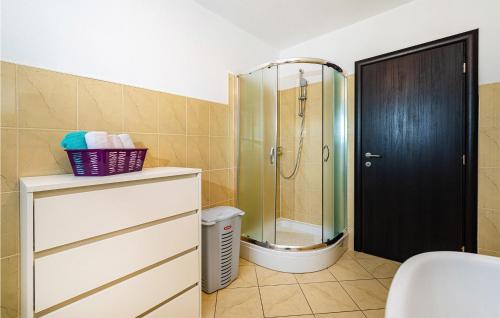 e bagno con doccia, servizi igienici e lavandino. di 3 Bedroom Cozy Home In Galovac a Galovac