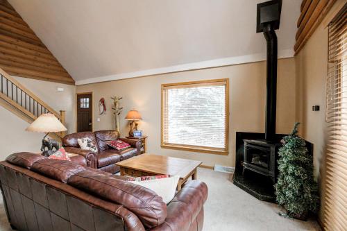 un salon avec un canapé et une cheminée dans l'établissement Blue River Escape Home: Peaceful, On River, à Breckenridge