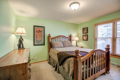 1 dormitorio con paredes verdes, 1 cama y ventana en Blue River Escape Home - Peaceful - On River, en Breckenridge