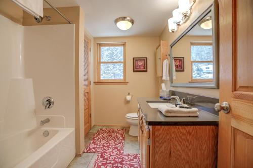 y baño con lavabo, bañera y aseo. en Blue River Escape Home - Peaceful - On River, en Breckenridge