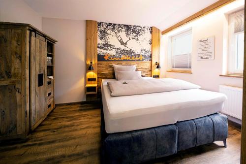 1 dormitorio con 1 cama y una pintura en la pared en Die Sperre, en Winterberg