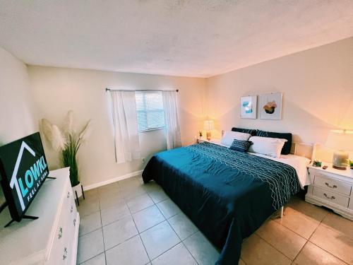 - une chambre avec un grand lit et une fenêtre dans l'établissement Riverwatch By Lowkl, à Jensen Beach