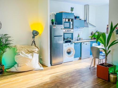 a kitchen with a washing machine and a washer at Caribbean Spirit in Périgueux