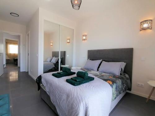 Postel nebo postele na pokoji v ubytování Apartment 2 bedrooms , centre of Alvor, open view and private parking