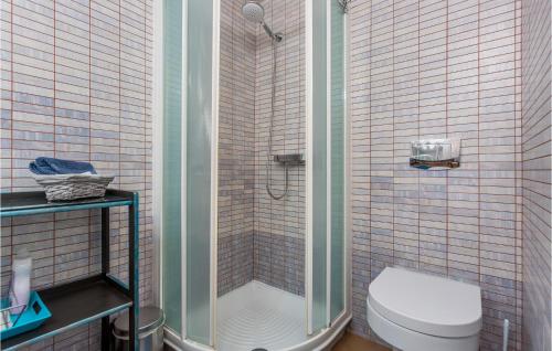 Kylpyhuone majoituspaikassa Stunning Apartment In Malinska With Kitchen