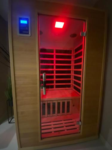 a room with a red and blue light inside of a door at Zengő Kincse SPA Vendégház Hosszúhetény in Hosszúhétény