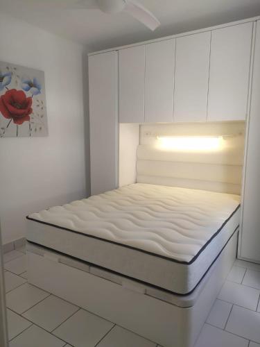 a white bedroom with a bed in a room at Casa Dany in Tías