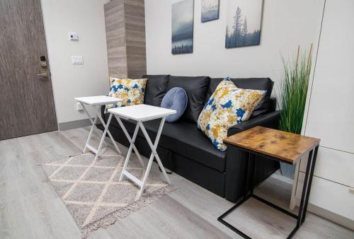 Un lugar para sentarse en Top Floor on Okanagan Lake with AC & Heated Pool