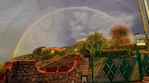 una pintura de un arco iris en el cielo en Residence Eden, en Furore
