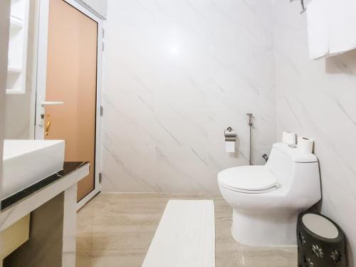 圖杜的住宿－Relax Villa，白色的浴室设有卫生间和水槽。