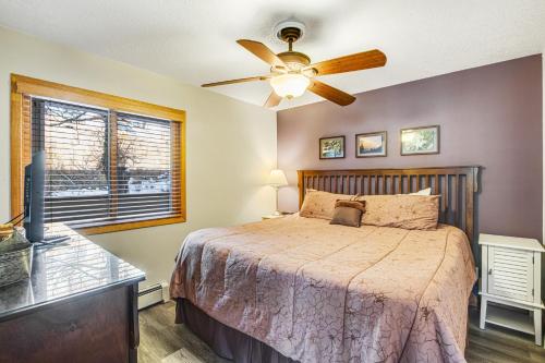 1 dormitorio con 1 cama y ventilador de techo en Watch Hill 216, en Silverthorne