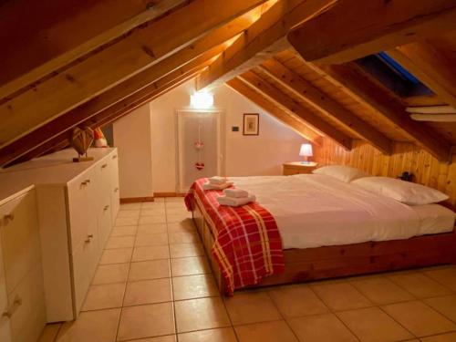 een slaapkamer met een groot bed op een zolder bij Casa Schiappo Montagna Natura e Relax. 