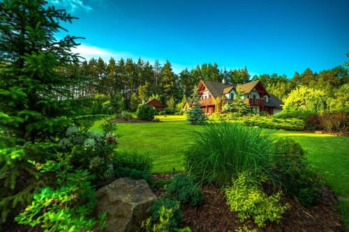 dom w ogrodzie z zieloną trawą w obiekcie Cottage: AŽ PO UŠI („Head over heels“) w mieście Sloup