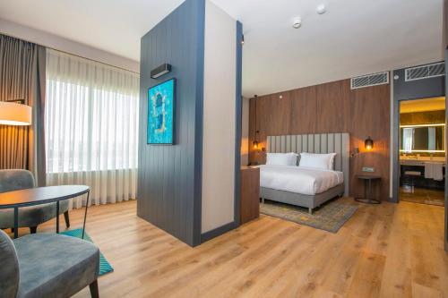 En eller flere senge i et værelse på Crowne Plaza Ankara by IHG