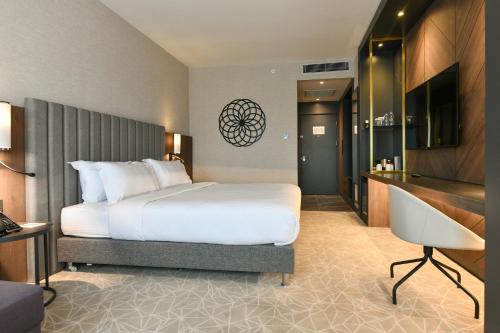 En eller flere senge i et værelse på Crowne Plaza Ankara by IHG