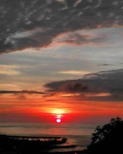 a sunset with the sun in the sky at Vistamar Duplex in Lima