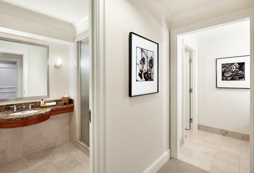 La salle de bains est pourvue d'un lavabo et d'un miroir. dans l'établissement InterContinental Suites Hotel Cleveland, an IHG Hotel, à Cleveland