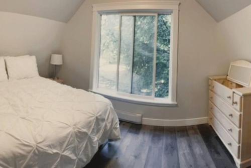 - une chambre avec un lit et une fenêtre dans l'établissement Rustic 1-Bedroom farm style loft with fire pit, à Cobble Hill