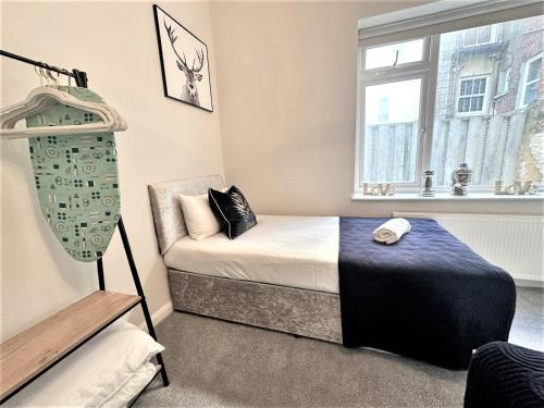 - une chambre avec un lit et une fenêtre dans l'établissement Mins away from Brighton seafront Central 1 bedroom flat, à Brighton et Hove