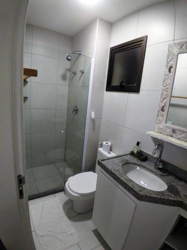 a bathroom with a toilet and a shower and a sink at VG Sun Cumbuco Sea Breeze Vista Mar in Cumbuco
