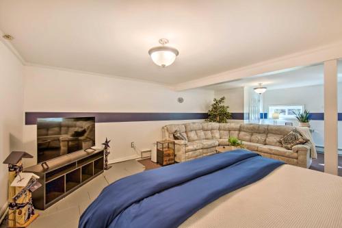sypialnia z łóżkiem, kanapą i kominkiem w obiekcie Lovely Moshannon Ground Apartment with Fire Pit 