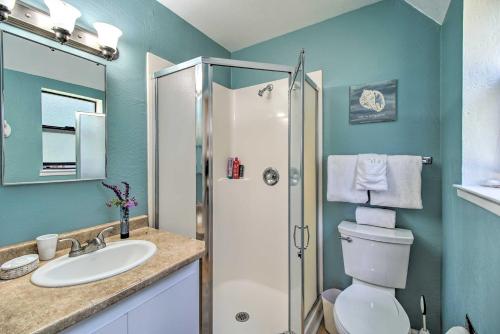 een badkamer met een toilet, een wastafel en een douche bij Creekside Chalet with Hidden Spa and Private Beach! in Manchester
