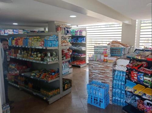 une épicerie avec beaucoup de nourriture dans l'établissement Mohammédia Marbella beach appartement familliale, à Minaret de Mansuria