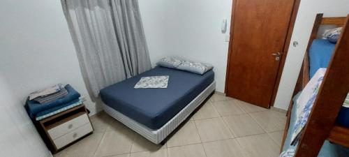 Habitación pequeña con cama y mesa pequeña en Doña beti en Puerto Iguazú