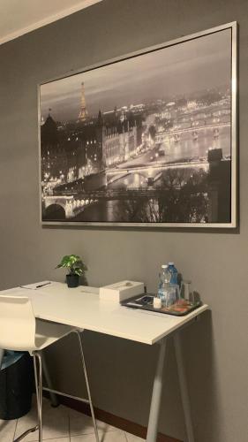 a white desk with a picture of a city at B&B Universo in Codogno